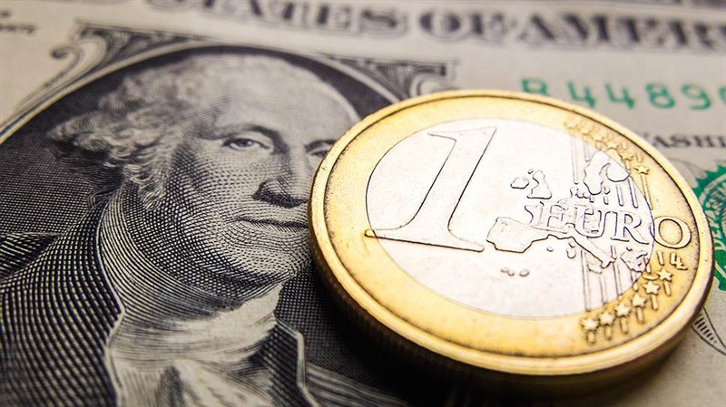 EUR/USD: евро упал, но надежду на рост не потерял