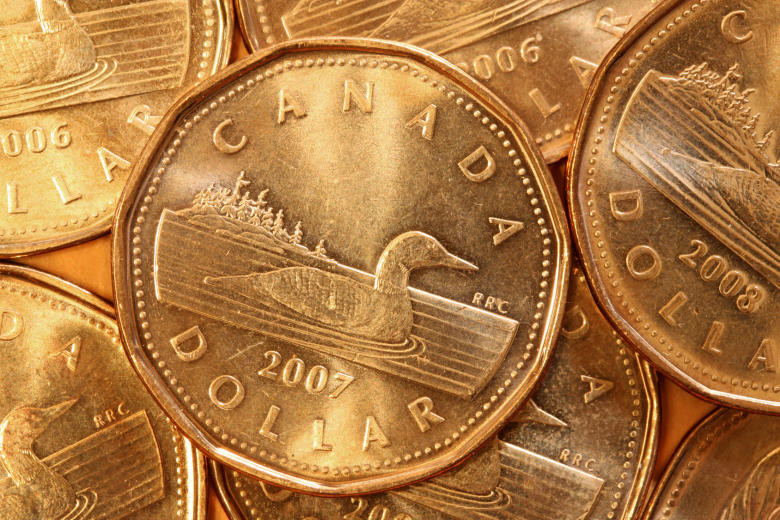 Канадский доллар слабеет, но продолжает борьбу