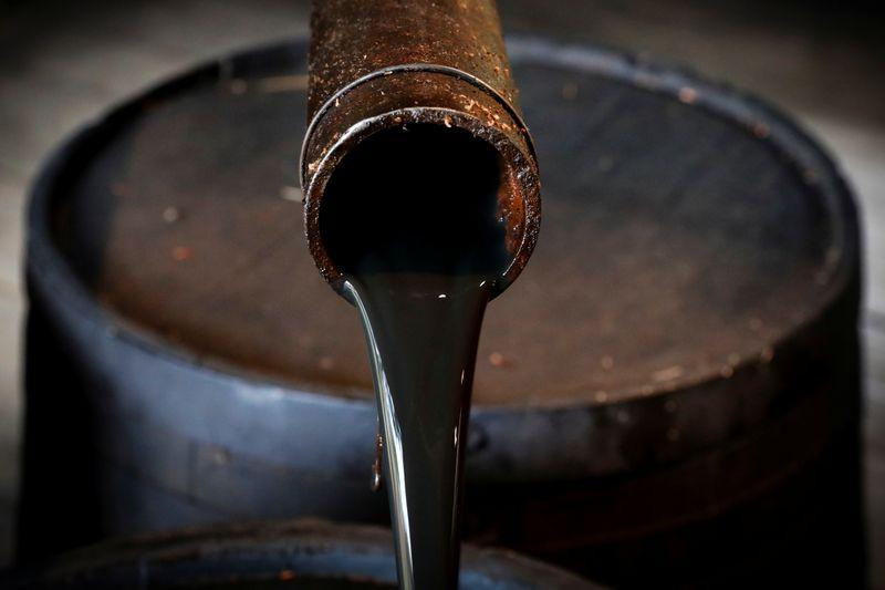 Негатива больше: нефть закончила ралли