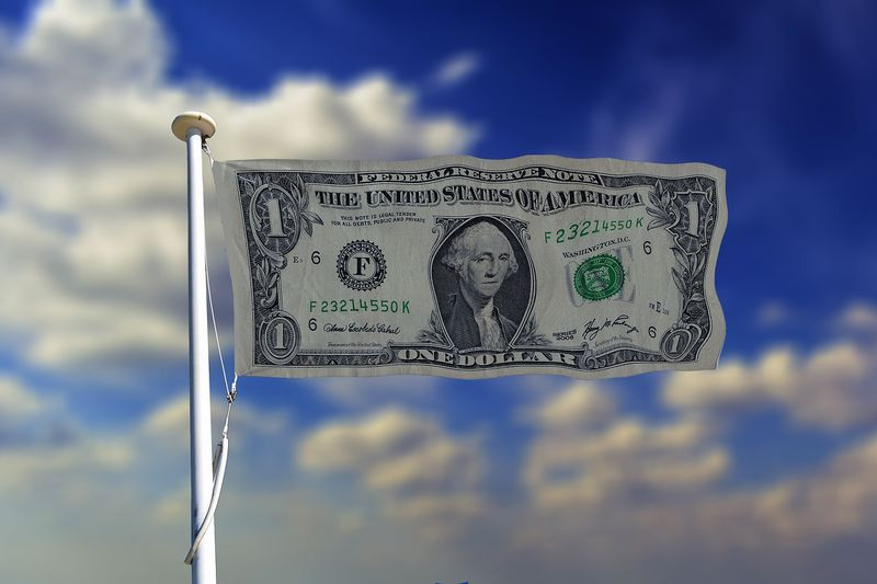 Хотя доллар пытается поднять упавшее знамя, говорить об окончании нисходящего тренда по USD еще рано