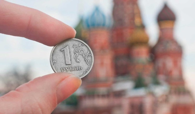 Выстоит или нет: эксперты опасаются непредсказуемой реакции рубля на выборы в США