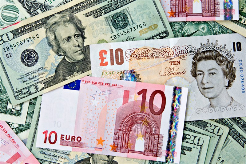 Доллар и евро разделяет река неопределенности, против фунта работает время 