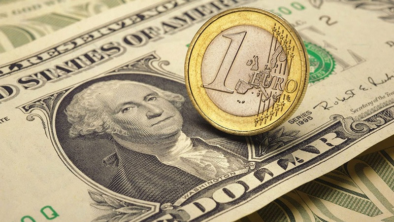 Евро сталкивается с давлением, доллар краткосрочно может сместить его с пьедестала