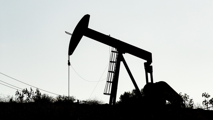 Нефть пытается справиться с негативом: стоимость медленно переходит к росту