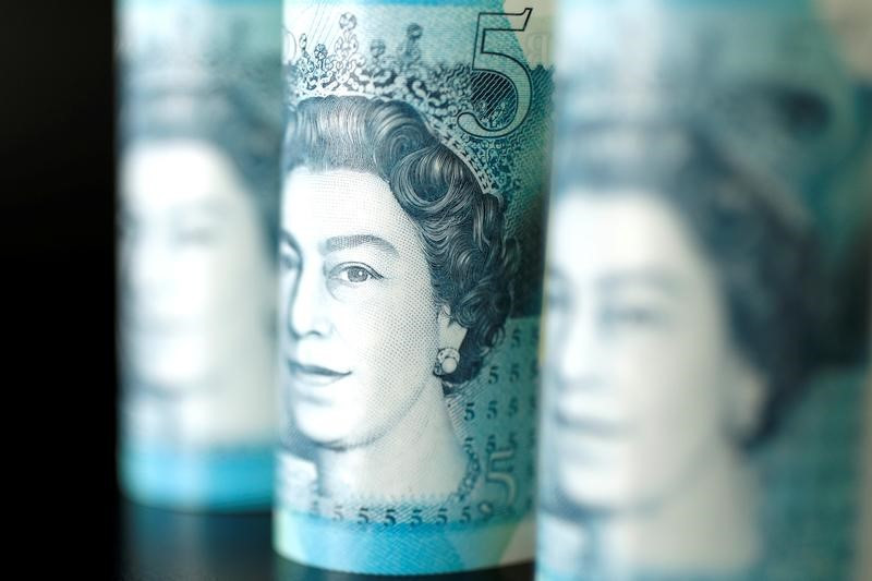 Фунт дорожает к доллару на фоне быстрого роста цен в Великобритании