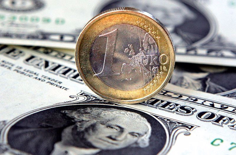 EUR/USD: доллар ждет подкрепления, продолжая держать евро в напряжении 