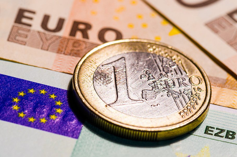 EUR/USD: инвесторы не спешат евро продавать, так как надеются, что большой войны удастся избежать 