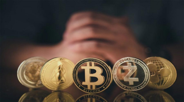 Bitcoin falls in early April and altcoins steadily grow