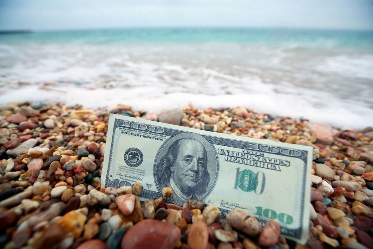 EUR/USD: slow-moving dollar by the sea waiting for the weather, and the vigilant euro wants to be the first again