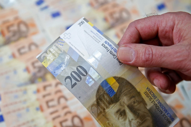 Franc menguat: inflasi tinggi bisa "bangkitkan" hawk Swiss