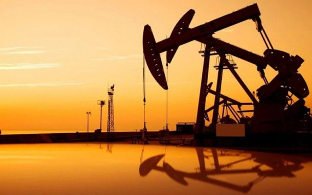 Cena ropy v závěru páteční obchodní seance roste
