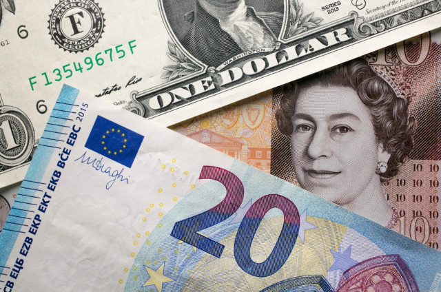 Dolar menjunam. Adakah berbaloi untuk membeli euro dan pound?