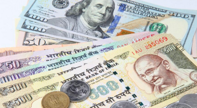 Rupee India mengecilkan jurang dengan dolar