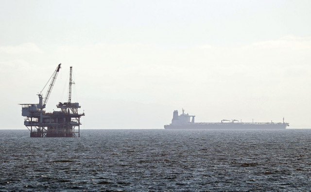 Harga minyak meningkat, dan Rusia membuat pemindahan laut pada jumlah rekod