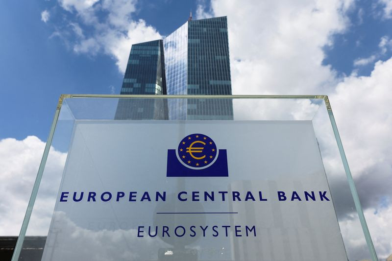 Пару EUR/USD закружило в вихре событий: ЕЦБ намекнул на возможную паузу, а ФРС оставила все варианты открытыми