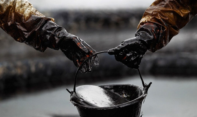 Oil sells off at peak levels