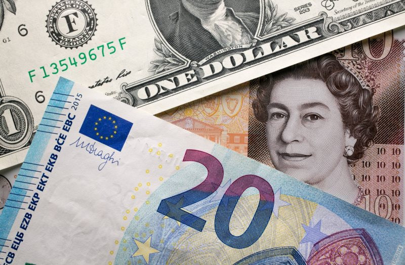 Доллар гадает, достанет ли ФРС кролика из шляпы, а евро и фунт идут с завязанными глазами по трапу