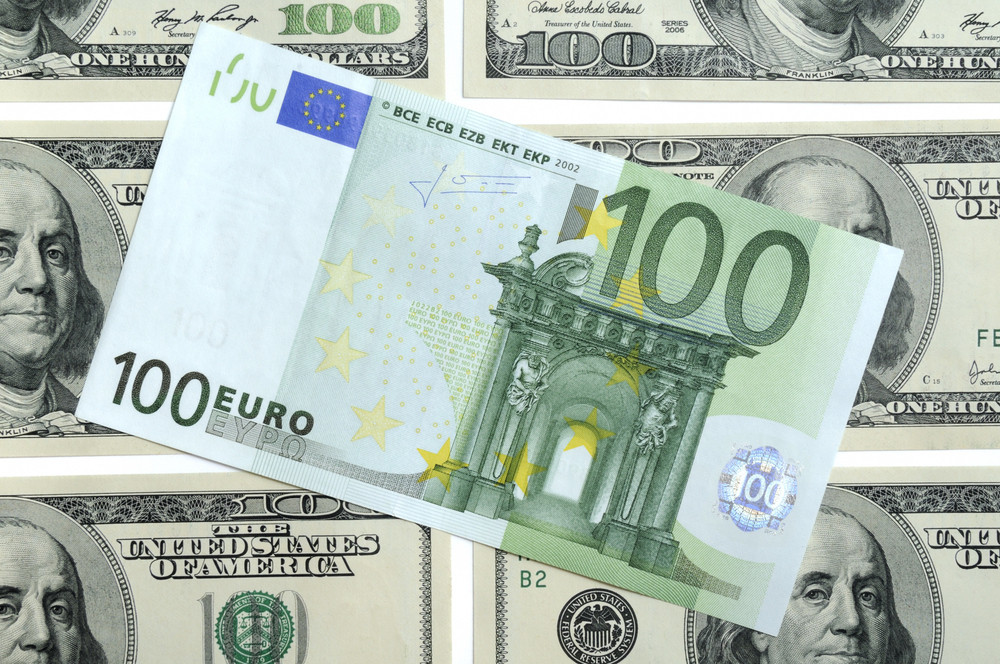 Лучше брать доллары или евро. Как выглядет дорл и евра. Доллар и евро. Как выгледит долар и жвро. Как выглядит доллар и евро.