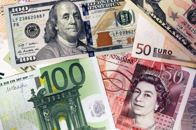 Доллар испытывает затруднения, евро относительно спокоен, а над фунтом довлеют 5 «медвежьих» факторов