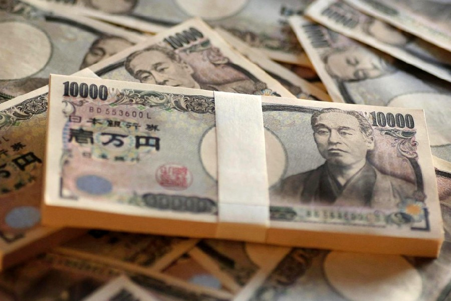 Иена продолжает уступать доллару. Свопы на весенний разворот Банка Японии растут (дополнено)