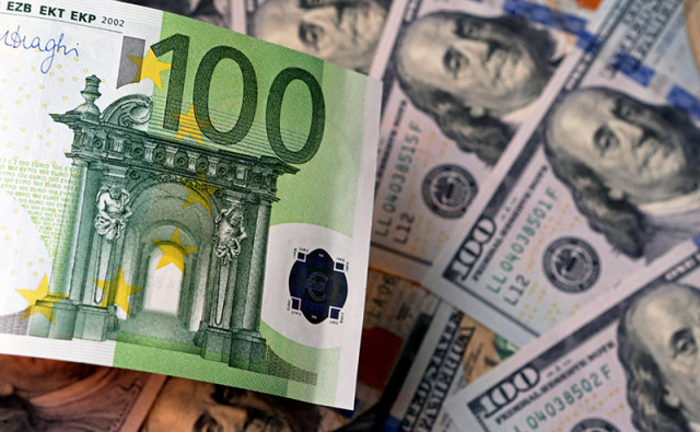 Евро сбился с дороги, но напрасны его тревоги: доллару он уступит, но немного