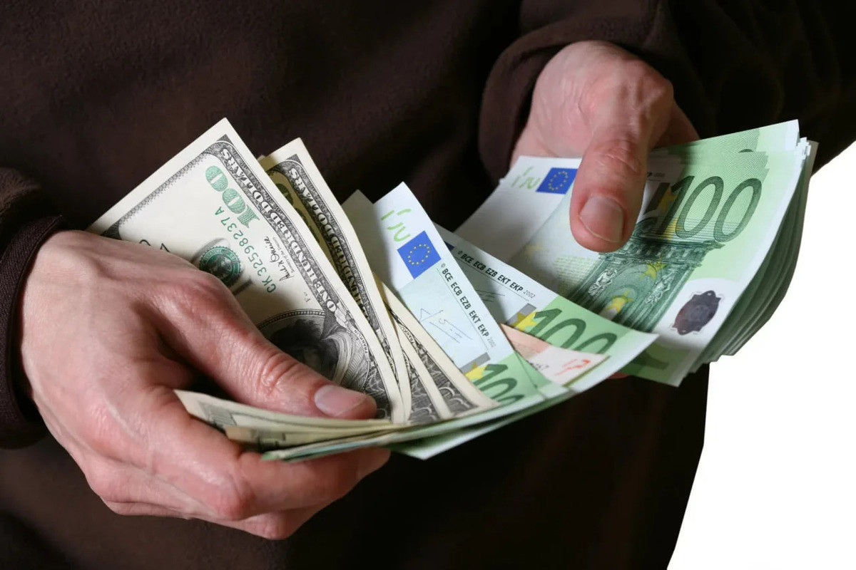 Что будет с EUR/USD: мягкая политика ФРС против политических бурь в Европе