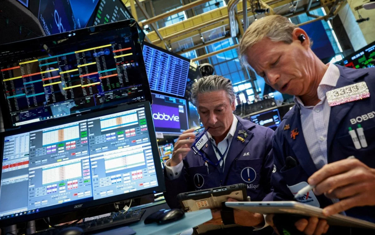 Пазар в корекция: Nasdaq спада с 1,4%, индексът на полупроводниковите компании се понижава с 18% за един месец